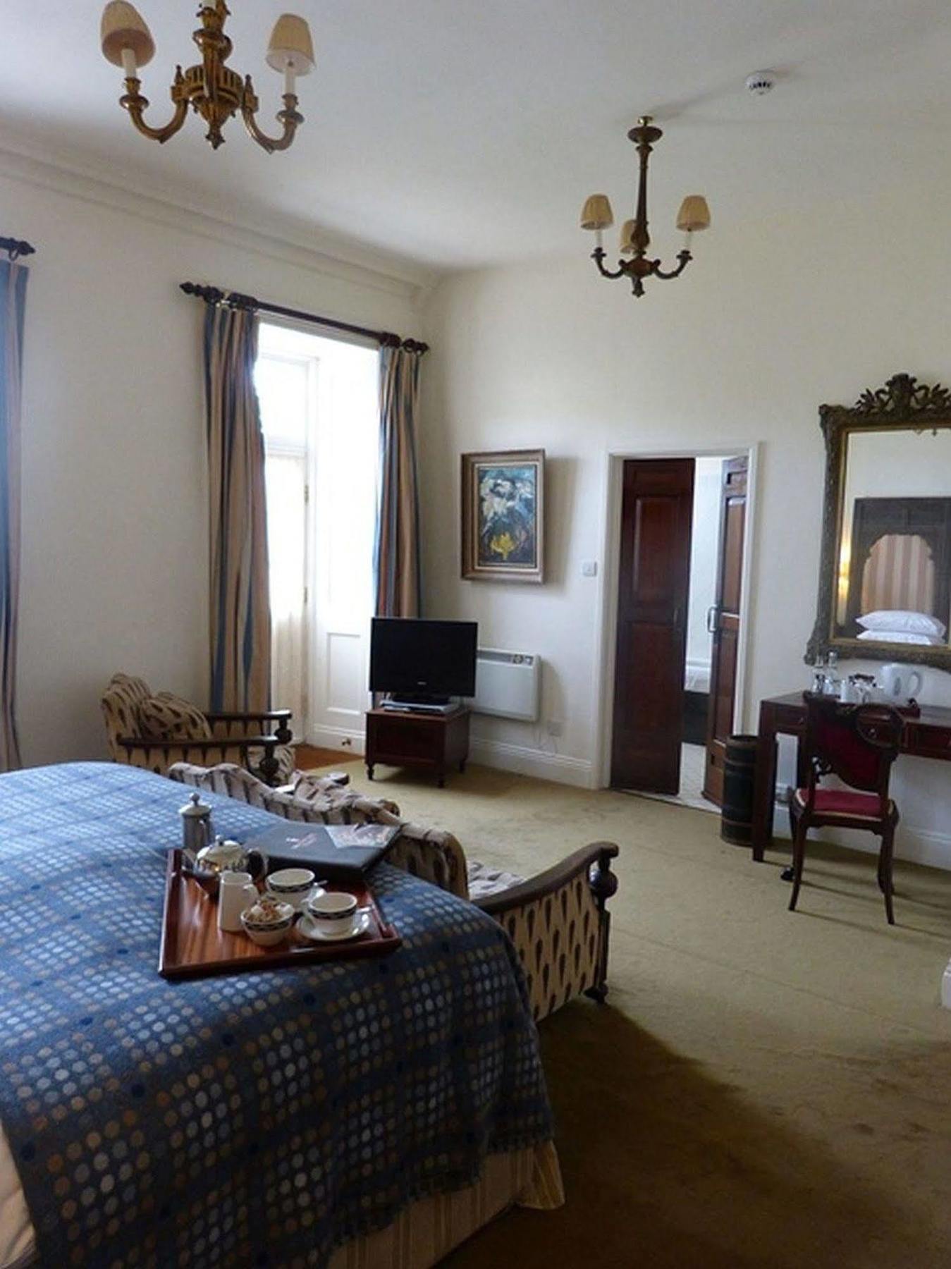 Moonfleet Manor Hotel